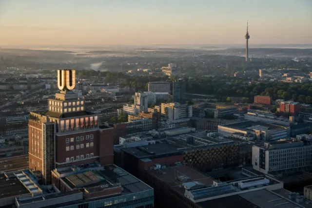 Illustration: Dortmunder U über der Stadt