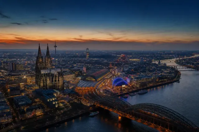 Illustration: Kölner Dom und Hohenzollernbrücke am Abend